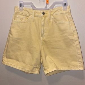 Yellow denim short.